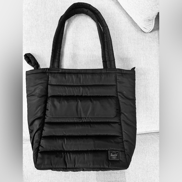 SOLD! Herschel Retreat™ Tote | Quilted - 20L - Picture 4 of 7